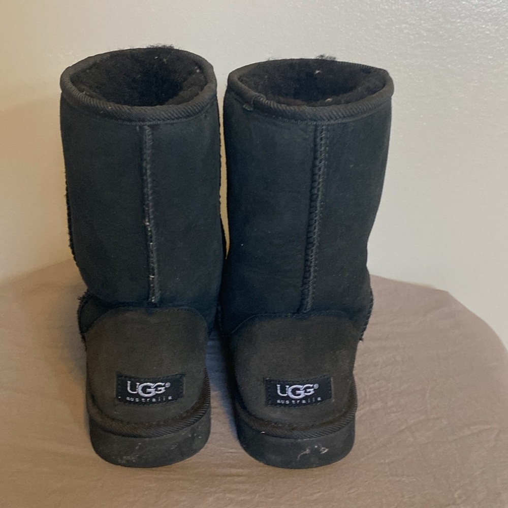 UGG Classic Short Black Boots, W7 - Picture 2 of 8